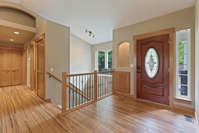 4720 S Wildwood Ln, Spokane, WA 99206 - entryway featuring light wood-style flooring, rail lighting, and visible vents