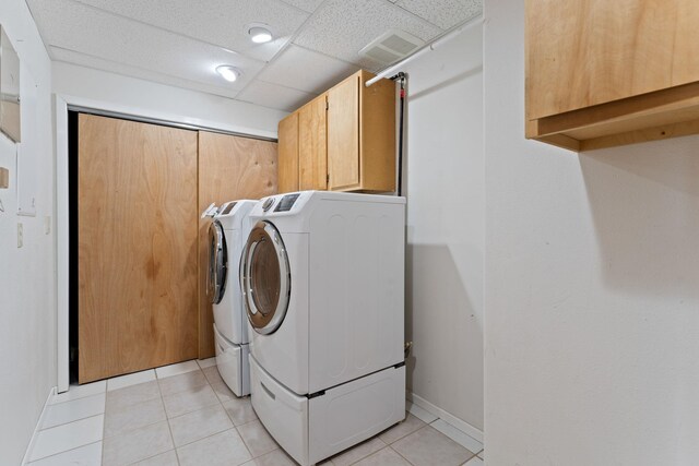 4720 S Wildwood Ln, Spokane, WA 99206 - clothes washing area featuring visible vents, independent washer and dryer, baseboards, cabinet space, and light tile patterned floors