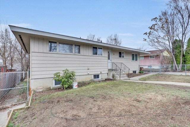 908 E Rockwell Avenue 910E Rockwell Ave, Spokane, WA 99207 - ranch-style home with fence and a front yard