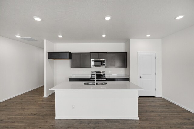 805 E 5th St, Deer Park, WA 99006 - kitchen with light countertops, a center island with sink, a sink, and stainless steel appliances