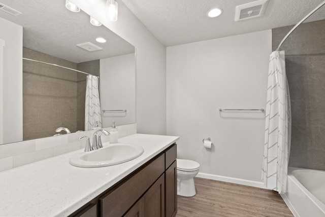 full bathroom with shower / tub combo