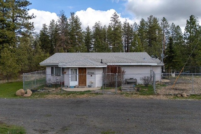 1810 W Paradise Rd, Spokane, WA 99224 - view of front facade featuring fence and a gate