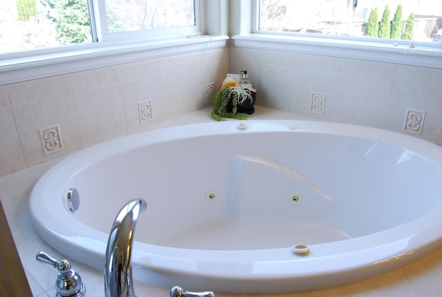 612 N Madson Ct, Liberty Lake, WA 99019 - bathroom with a jetted tub