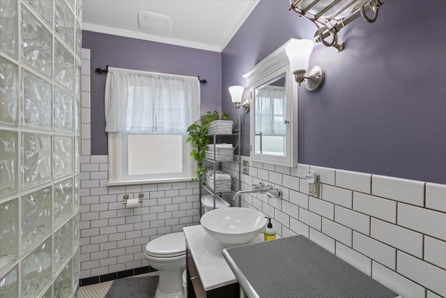 127 W 25th Ave, Spokane, WA 99203 - bathroom featuring crown molding, toilet, a walk in shower, and tile walls