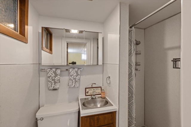 127 W 25th Ave, Spokane, WA 99203 - full bath with toilet, vanity, and a shower with curtain