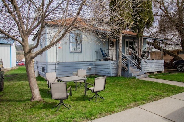 view of front facade featuring a front yard