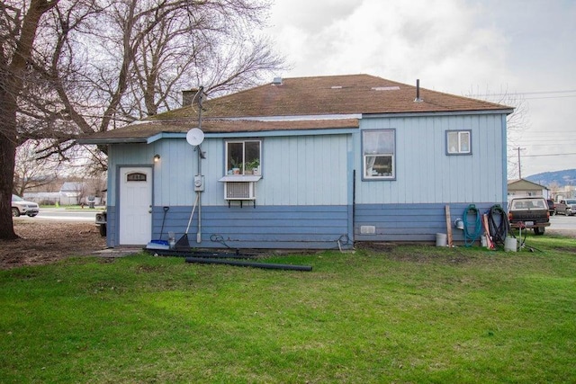 back of house featuring a yard