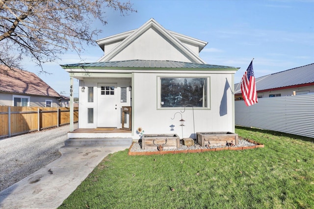 404 N Washington Ave, Newport, WA 99156 - view of front of home featuring metal roof, fence, and a front yard
