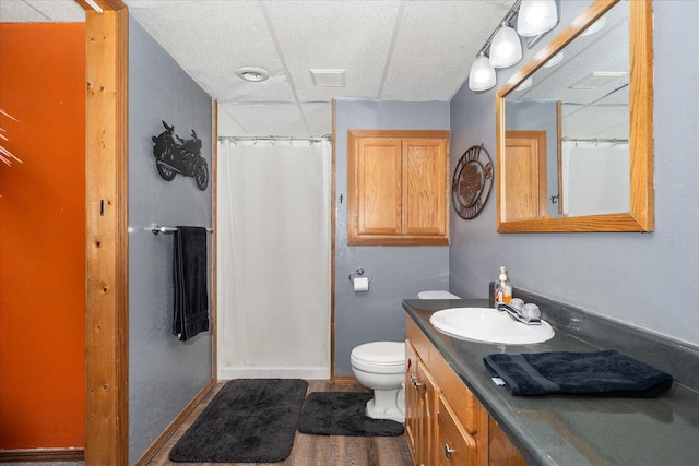 full bath with toilet, vanity, a shower with curtain, and baseboards