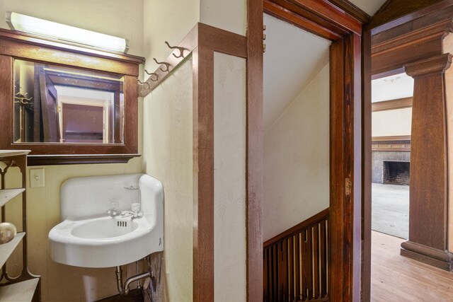 540 E Rockwood Blvd, Spokane, WA 99202 - bathroom featuring lofted ceiling, a sink, and wood finished floors