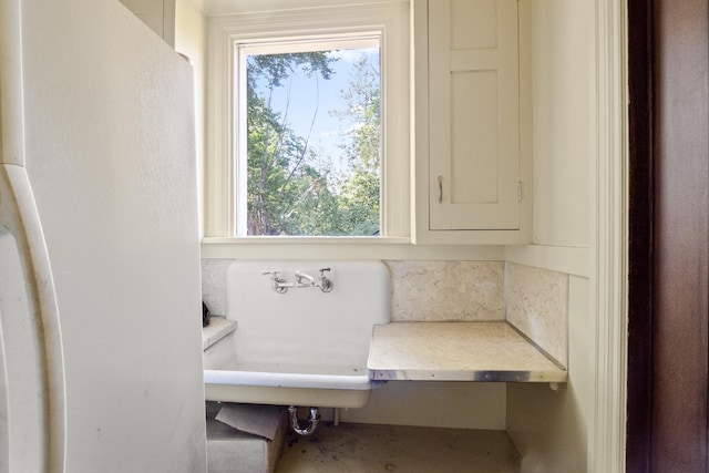 540 E Rockwood Blvd, Spokane, WA 99202 - bathroom featuring a sink and backsplash