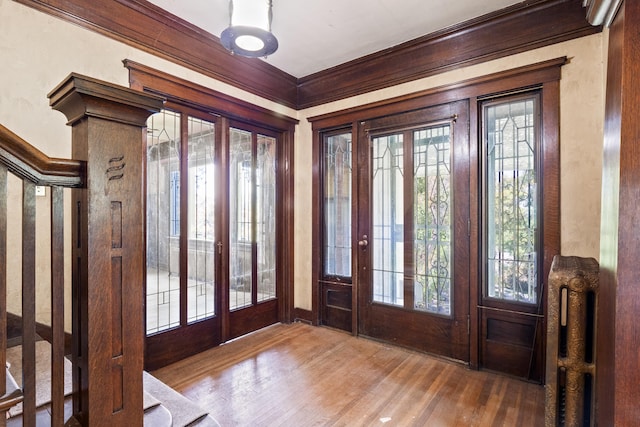 540 E Rockwood Blvd, Spokane, WA 99202 - entrance foyer featuring crown molding and wood finished floors