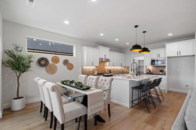 13310 N Starling Ln, Spokane, WA 99208 - dining area featuring light wood-style floors, baseboards, visible vents, and recessed lighting
