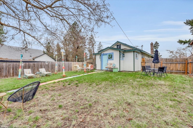 view of yard with a fenced backyard and an outdoor structure