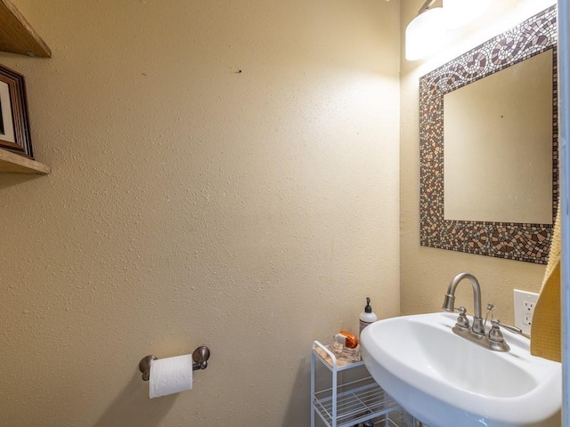 bathroom featuring a sink