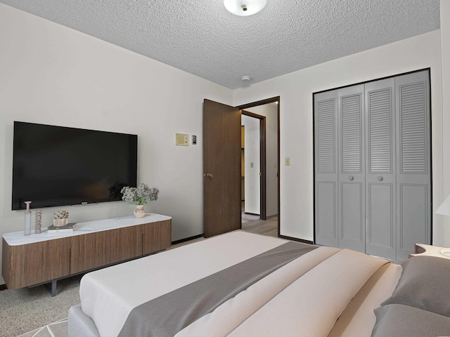 bedroom featuring a textured ceiling and a closet
