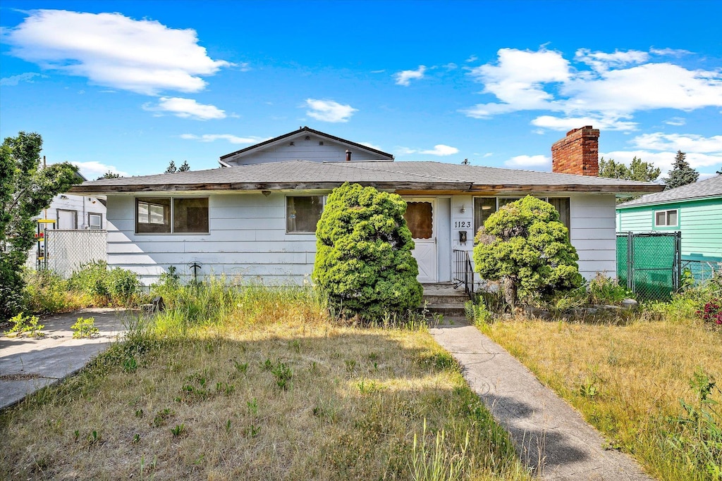 1123 E Columbia Ave, Spokane, WA 99208 - view of front of property featuring a chimney