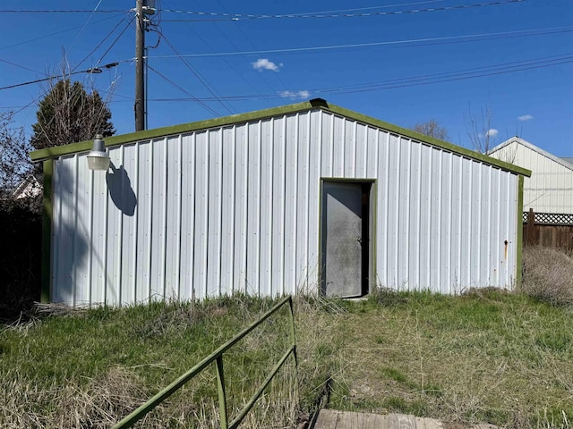 view of outdoor structure with an outbuilding
