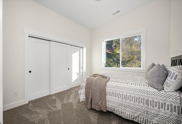 3022 S Manito Blvd, Spokane, WA 99203 - bedroom featuring carpet, vaulted ceiling, visible vents, a closet, and baseboards