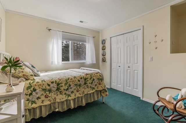 6901 W Depot Springs Rd, Cheney, WA 99004 - bedroom featuring crown molding, a closet, carpet, baseboards, and visible vents