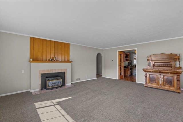 living area featuring carpet flooring, visible vents, arched walkways, and ornamental molding