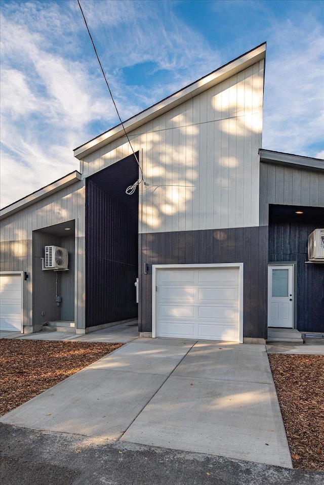 view of front facade featuring a garage and driveway