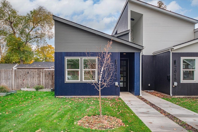 view of front of home with fence and a front yard