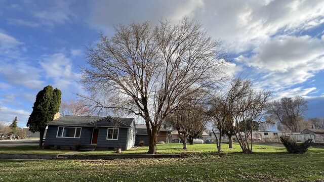 403 W Chestnut St, Almira, WA 99103 - view of front of house with a front lawn and entry steps