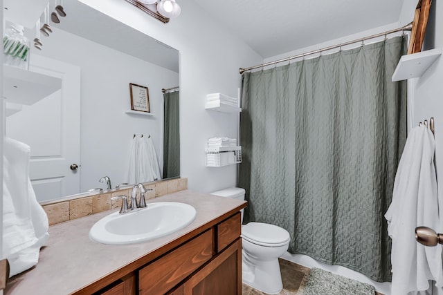 full bath featuring a shower with shower curtain, toilet, and vanity