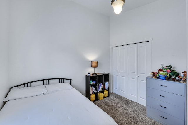 bedroom featuring carpet floors and a closet