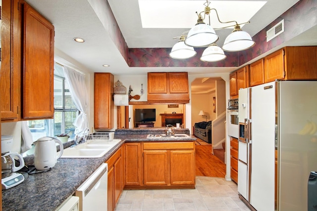 21203 W Beechwood Rd, Medical Lake, WA 99022 - kitchen featuring white appliances, a sink, dark countertops, a peninsula, and recessed lighting