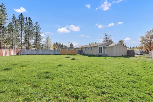 view of yard featuring a fenced backyard