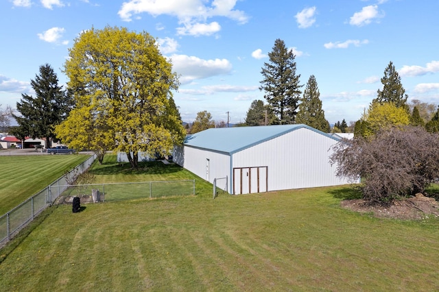 view of yard featuring fence, an outdoor structure, and a pole building