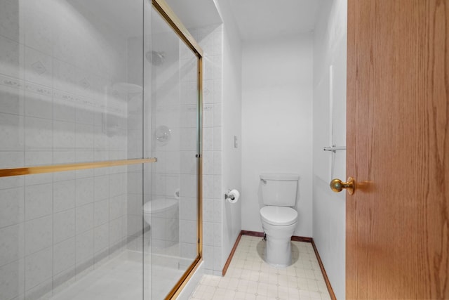 full bathroom featuring a stall shower and toilet