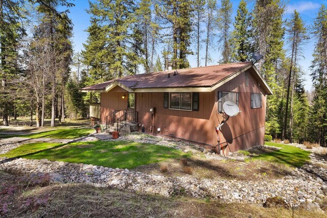 view of front of property featuring a front yard and metal roof