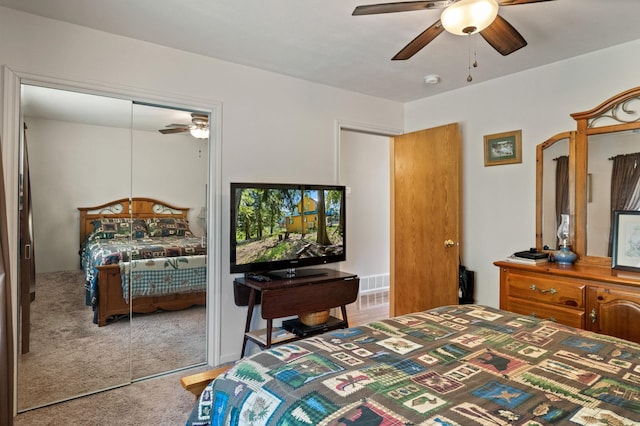 bedroom with a ceiling fan, carpet flooring, and a closet