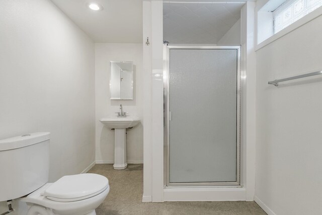 full bath featuring recessed lighting, baseboards, toilet, and a stall shower