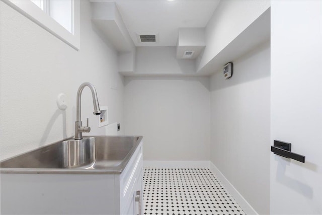 laundry room with tile patterned floors, visible vents, a sink, baseboards, and washer hookup