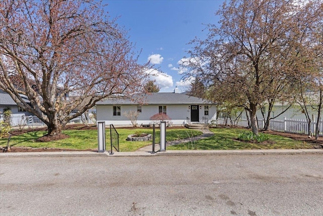 view of front facade featuring fence and a front yard