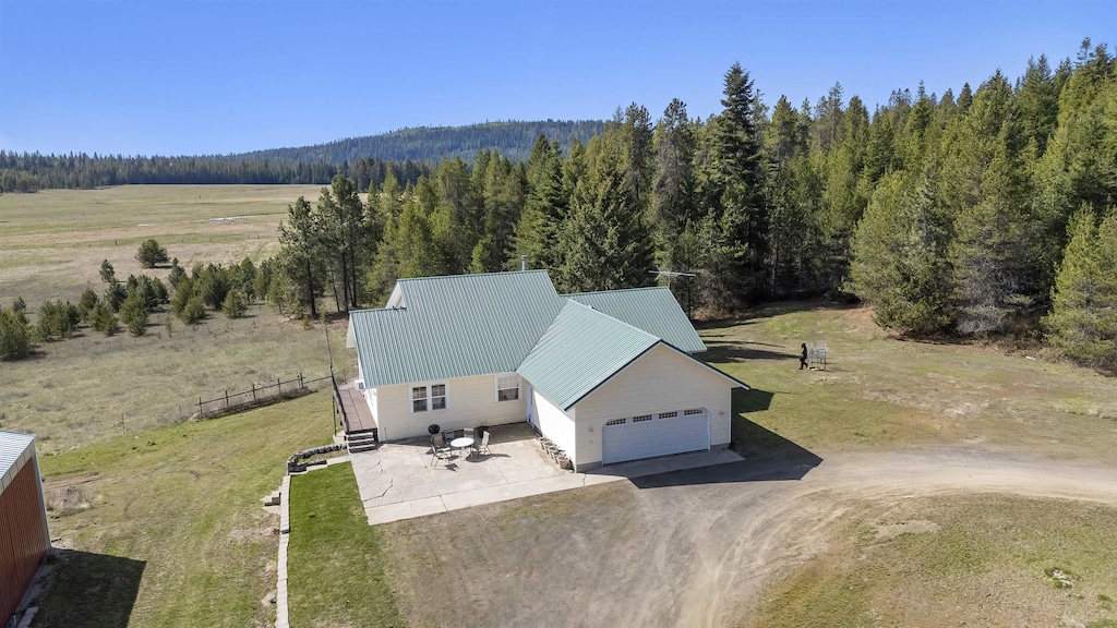 bird's eye view featuring a wooded view