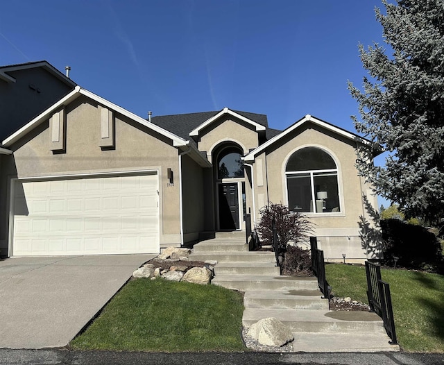 1814 S Viewcrest Ln Unit 1814, Spokane Valley, WA 99212 - ranch-style house featuring driveway, stucco siding, an attached garage, and a front lawn