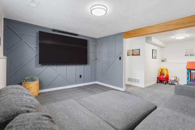 living area featuring visible vents, baseboards, a decorative wall, carpet, and a textured ceiling