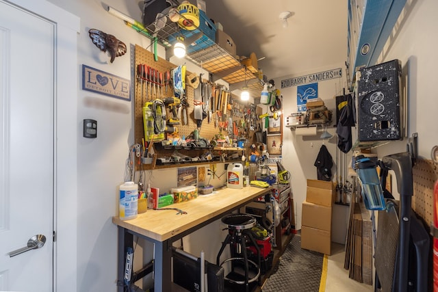 3306 N Ladalia Dr, Coeur D Alene, ID 83814 - interior space with a workshop area
