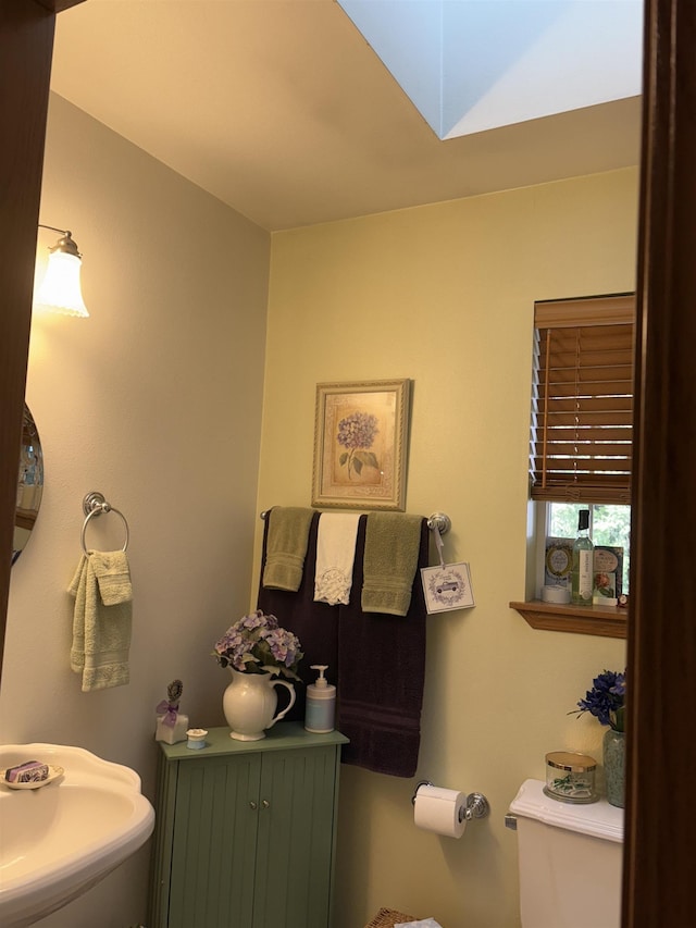 9306 E Lake Rd, Elk, WA 99009 - half bathroom featuring toilet