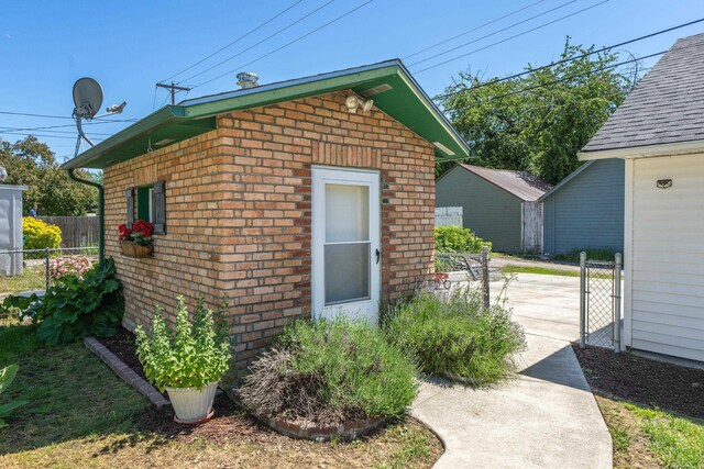817 W Frederick Ave, Spokane, WA 99205 - view of outbuilding featuring a gate and fence