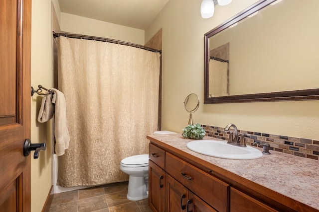bathroom with toilet, a shower with curtain, and vanity
