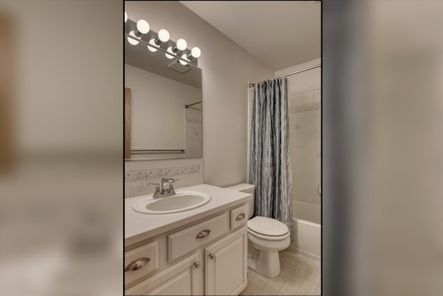 bathroom featuring vanity, backsplash, shower / bath combo, and toilet