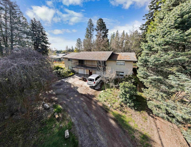 view of front facade with dirt driveway