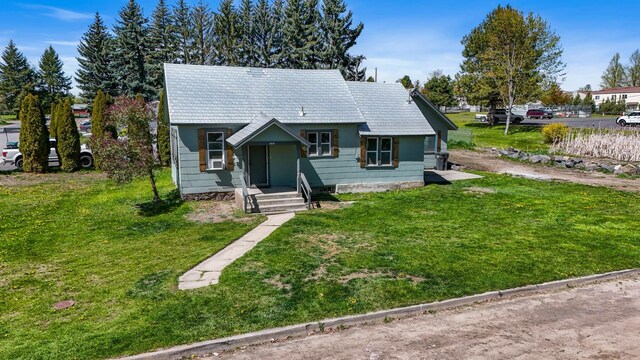 view of front of home with a front lawn