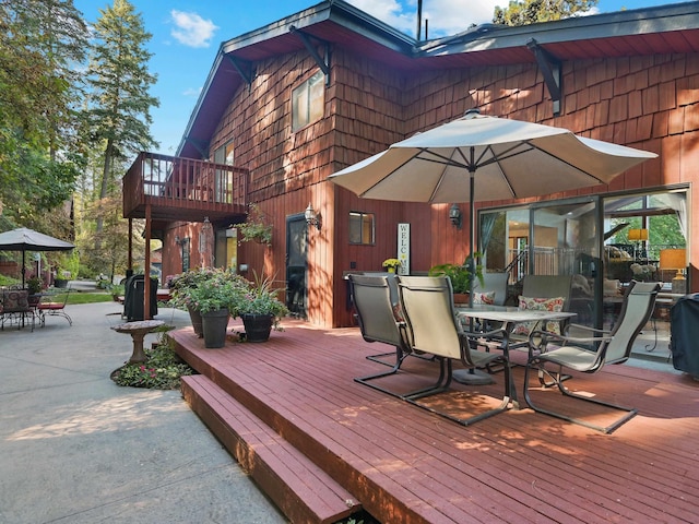 deck with outdoor dining area
